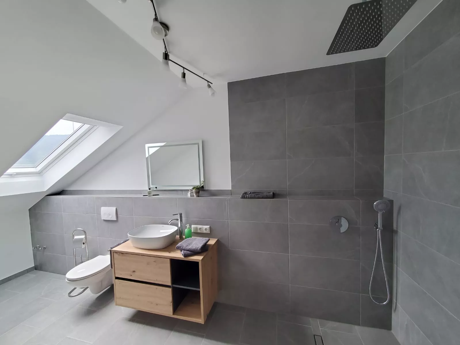 Badezimmer mit Regendusche